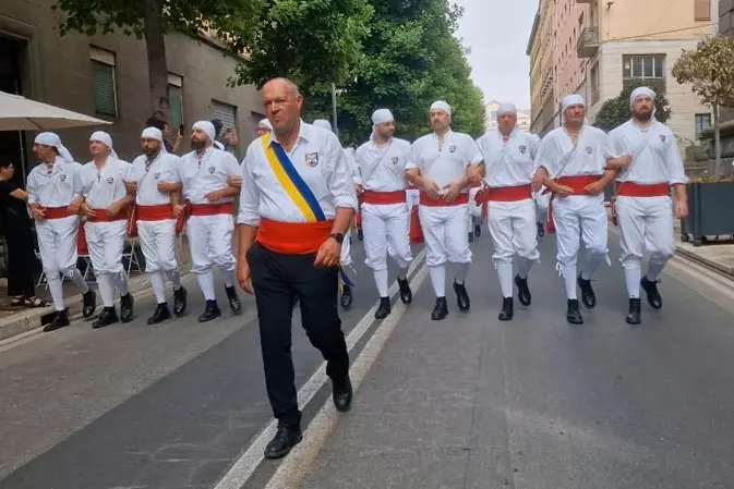 I facchini di Santa Rosa fanno il giro delle sette chiese prima del Trasporto