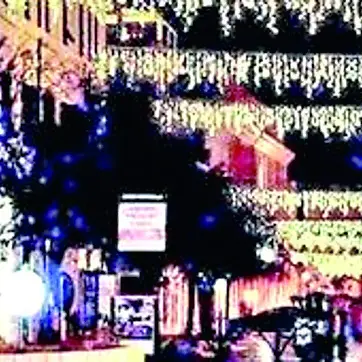 Si accende il Natale, tra musica, luminarie e pista di pattinaggio