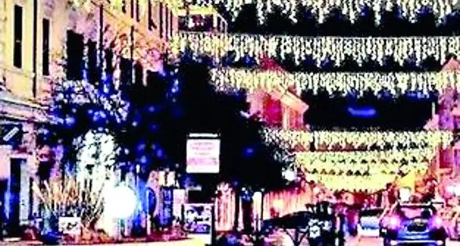 Si accende il Natale, tra musica, luminarie e pista di pattinaggio