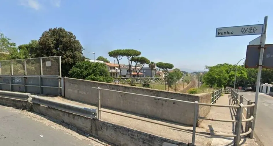 Lavori in corso sulla passerella del cavalcavia di via Punico