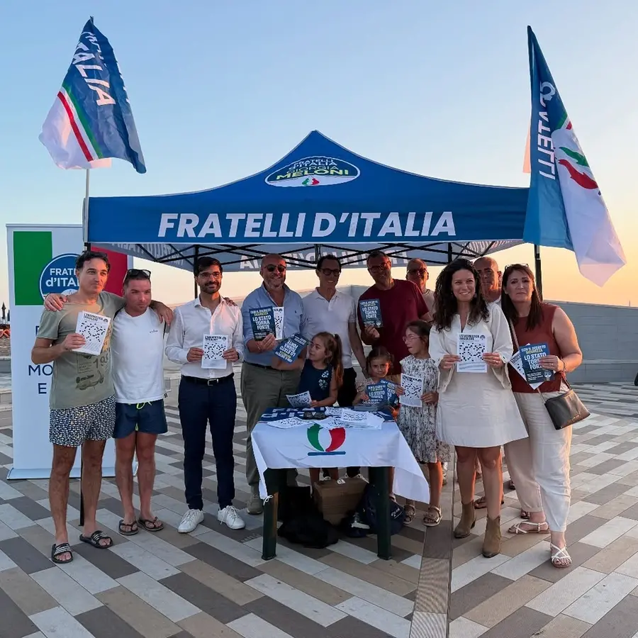 Fratelli d’Italia, in tanti al gazebo a Montalto Marina: «Tra la gente per costruire il futuro dell’Italia»