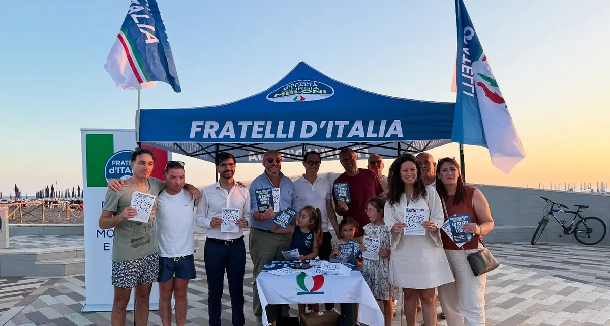 Fratelli d’Italia, in tanti al gazebo a Montalto Marina: «Tra la gente per costruire il futuro dell’Italia»