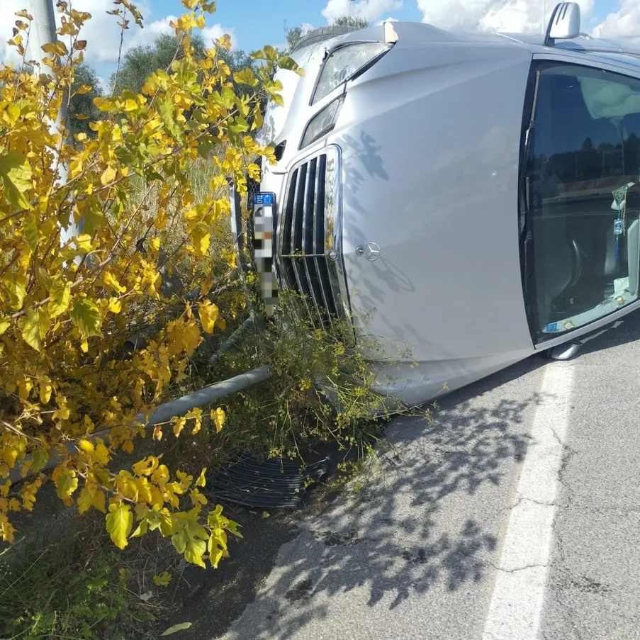Viterbo: Mercedes perde il controllo e si cappotta
