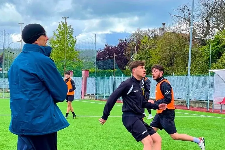 Il tecnico Cerci mentre dirige uno degli allenamenti della settimana di una Favl Cimini Viterbo attesa dall\\'ultima trasferta sul campo dell\\u2019Aranova