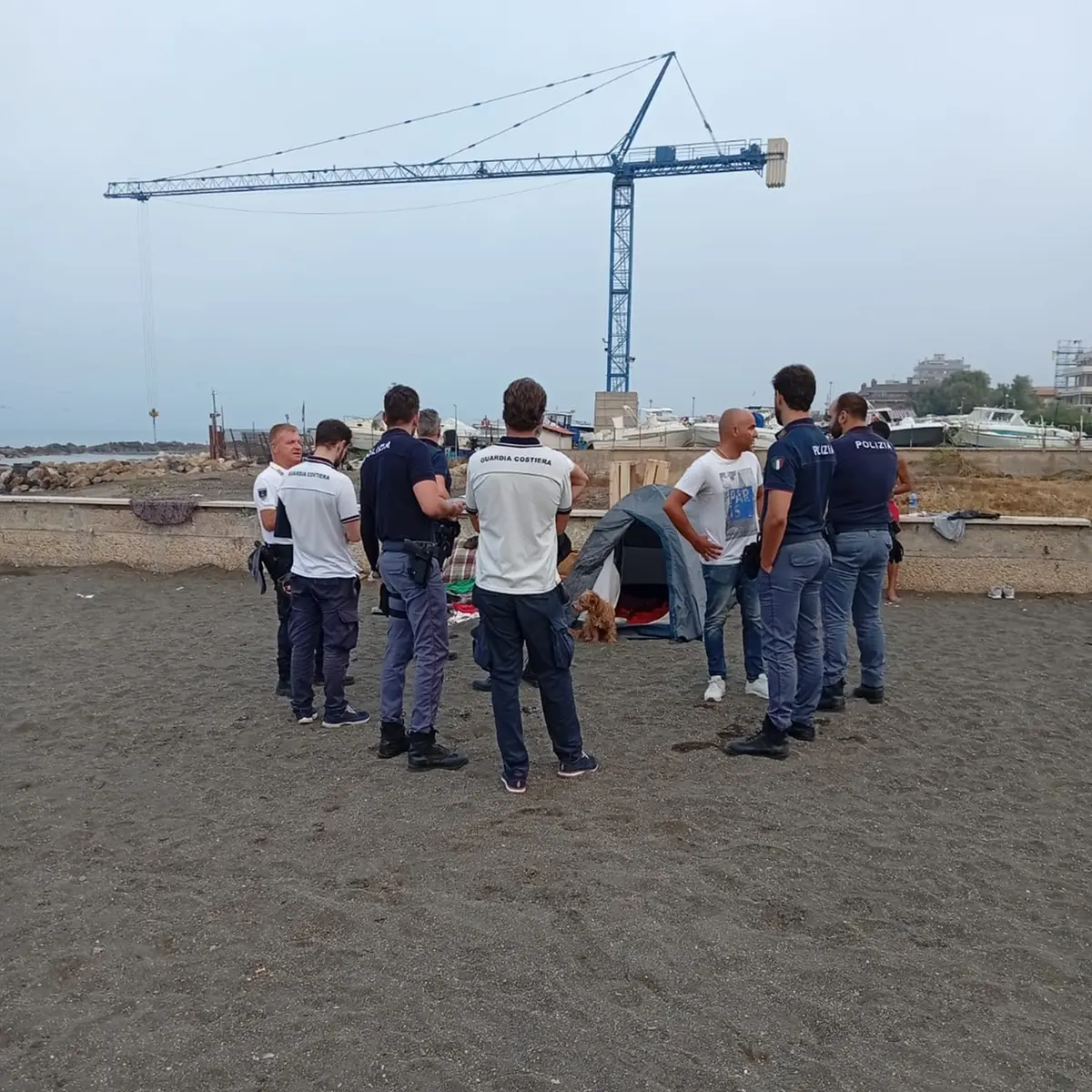 Ladispoli, task force in spiaggia contro gli abusivi