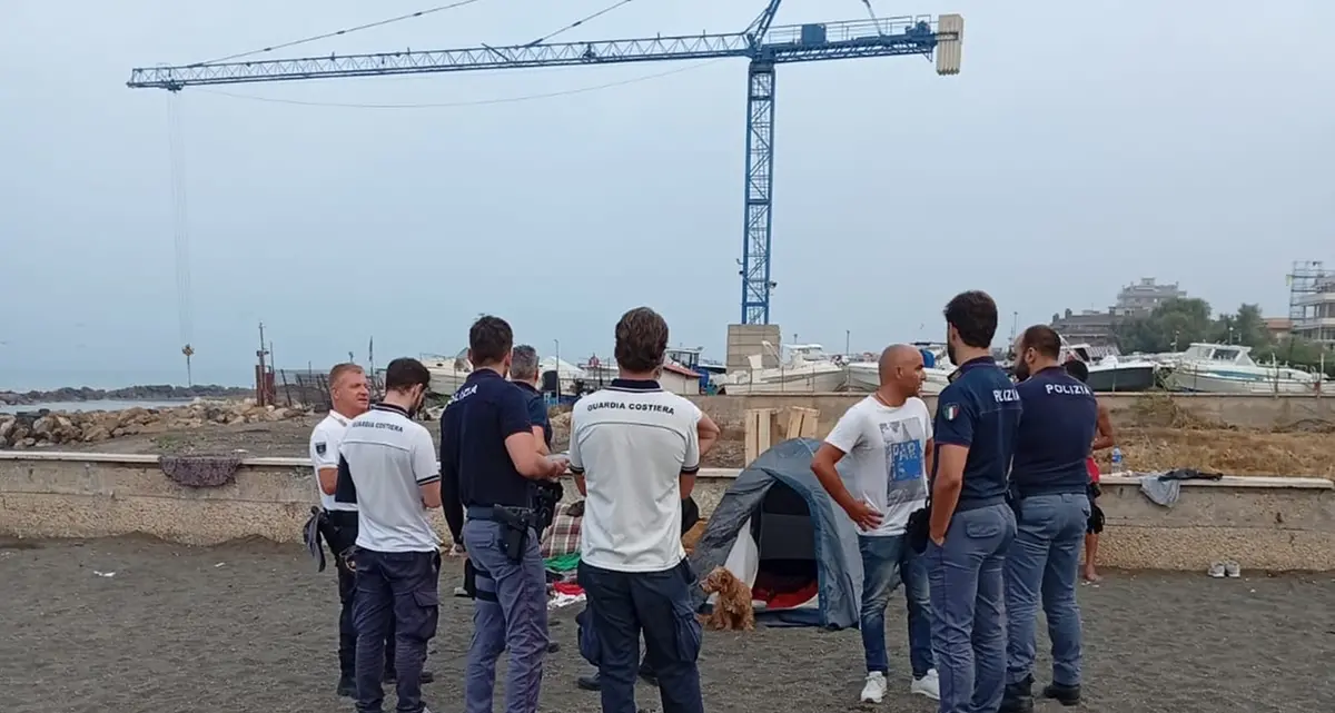 Ladispoli, task force in spiaggia contro gli abusivi