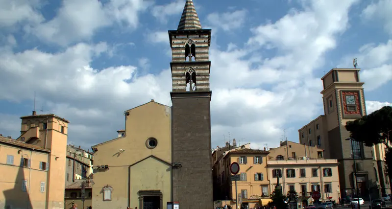 «Ho visto una donna anziana accerchiata da 10 ragazzi stranieri»