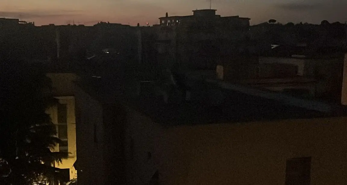 Continuano i black out: serata al buio in molti quartieri
