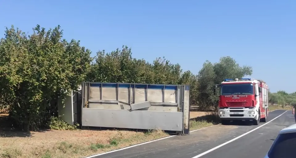 Nel Viterbese camion carico di frutta finisce su un fianco