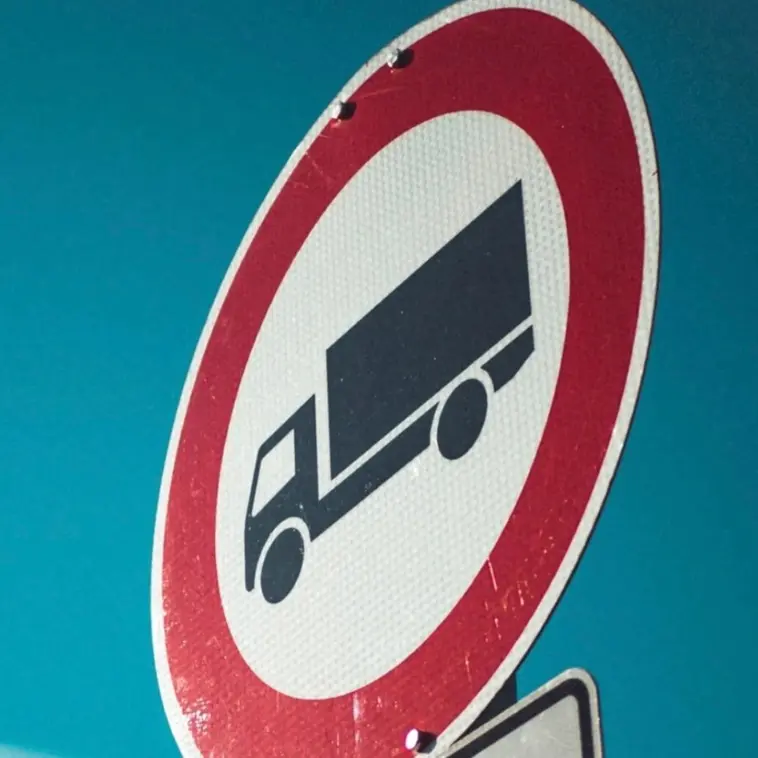 Stop ai tir a Borgata Aurelia: nuova ordinanza per la sicurezza dei residenti