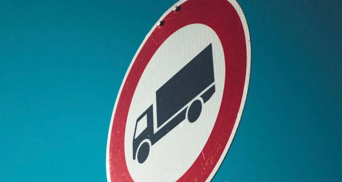 Stop ai tir a Borgata Aurelia: nuova ordinanza per la sicurezza dei residenti