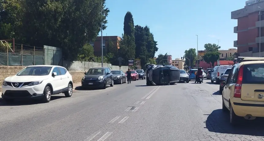 Si ribalta con l’auto: paura sulla Mediana