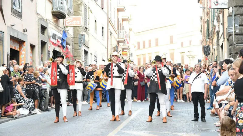 Il cuore di Santa Rosa in processione per le vie del centro. A accompagnarlo il corteo storico con i suoi 300 figuranti