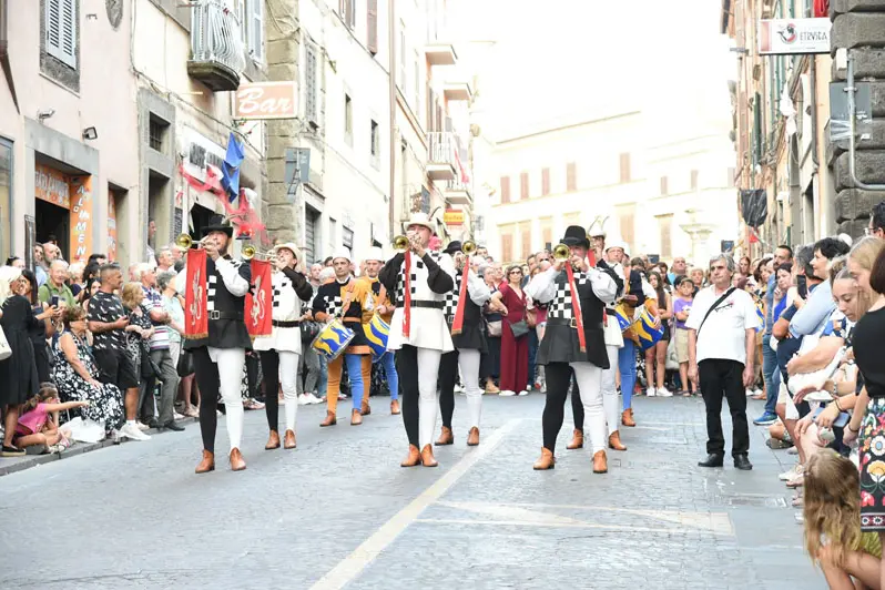 Il cuore di Santa Rosa in processione per le vie del centro. A accompagnarlo il corteo storico con i suoi 300 figuranti