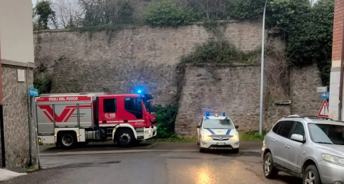 Si apre una crepa su un muro in via I° maggio, rischio crollo