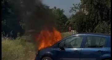 Auto avvolta dalle fiamme, paura al Granarone di Cerveteri