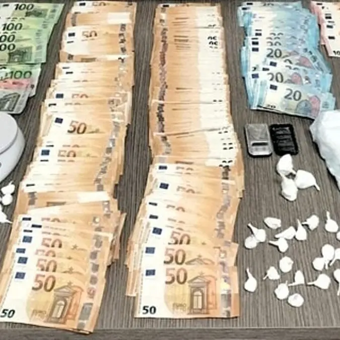 Nasconde in casa 3 etti e mezzo di cocaina