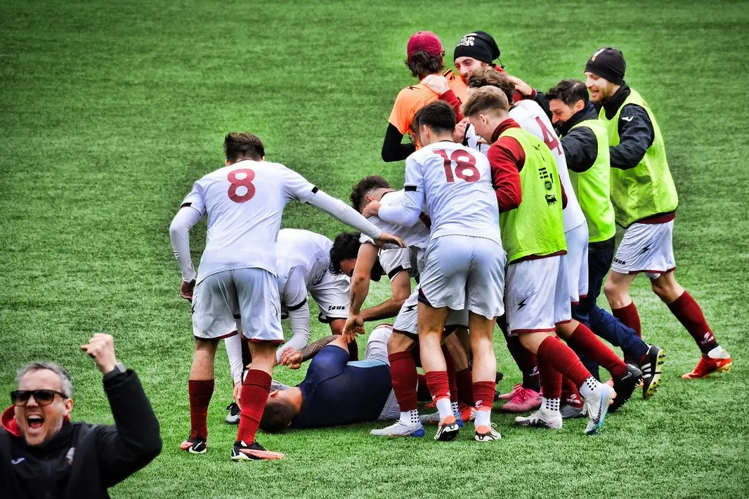 La gioia dell\\'Atletico Capranica per l\\'ennesimo successo nel girone A di Prima (Foto Marcello Pallini)