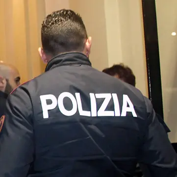 Viterbo: non risponde ai familiari che chiamano la polizia che lo arresta per droga