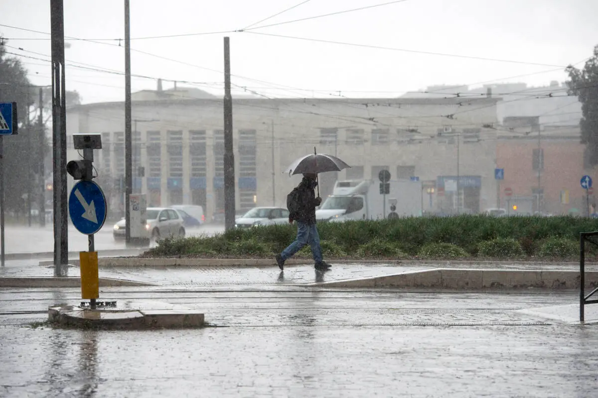 Foto LaPresse 22 Novembre 2022 Roma, Italia - Cronaca - Roma, Allerta meteo. Nella foto allagamenti e pioggia su Piazzale Ostiense , LAPRESSE