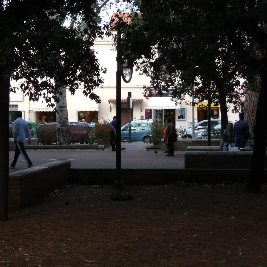 Pugni e bastonate nei giardini pubblici, il fuggi fuggi a pochi metri dalla piazza