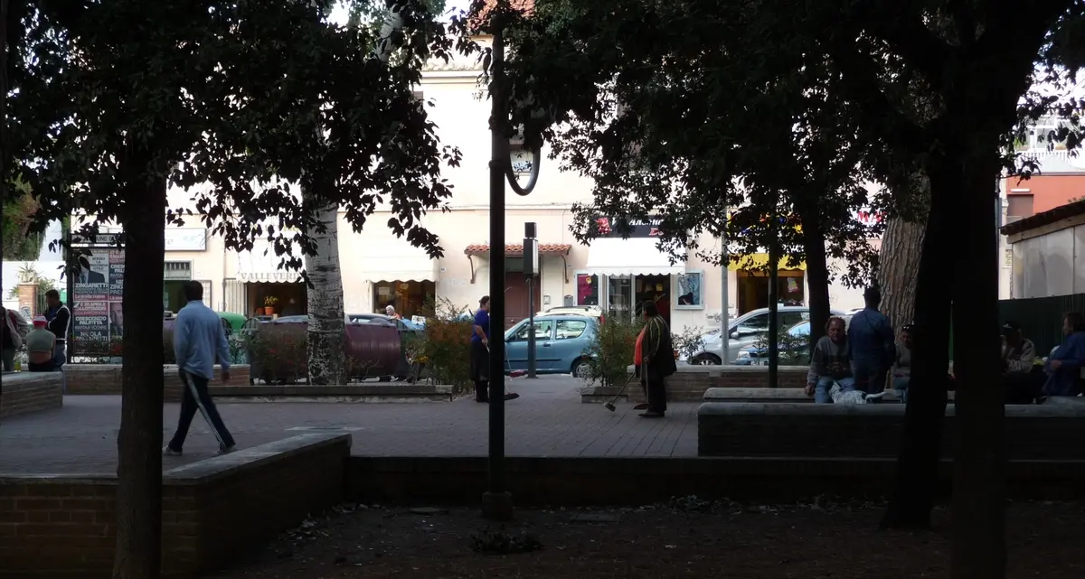 Pugni e bastonate nei giardini pubblici, il fuggi fuggi a pochi metri dalla piazza