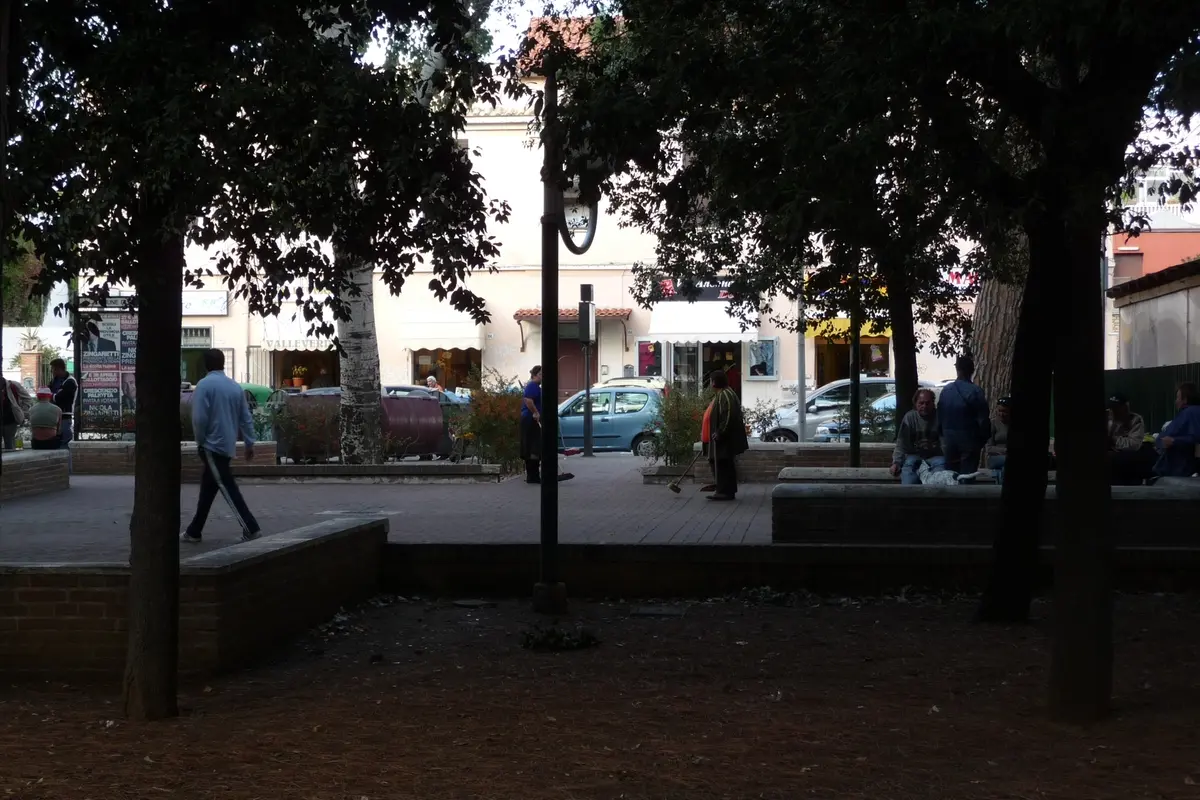 Pugni e bastonate nei giardini pubblici, il fuggi fuggi a pochi metri dalla piazza