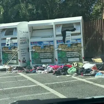 I container dei vestiti usati diventano discariche
