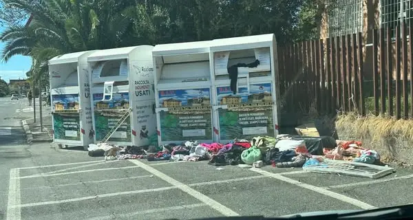I container dei vestiti usati diventano discariche
