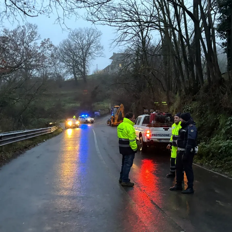 Frana a Bagnoregio: protezione civile e polizia locale al lavoro