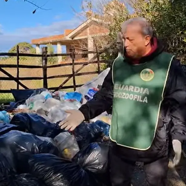 Crescono le discariche: rifiuti e amianto di fronte alle case
