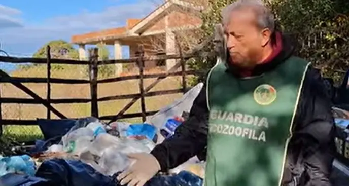 Crescono le discariche: rifiuti e amianto di fronte alle case