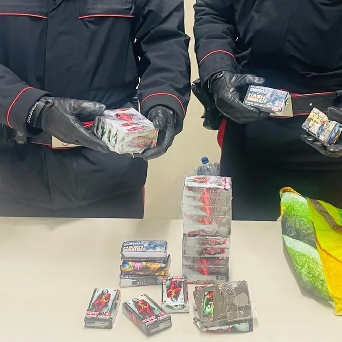 Giovane fermato in auto con 2,5 kg di hashish: arrestato