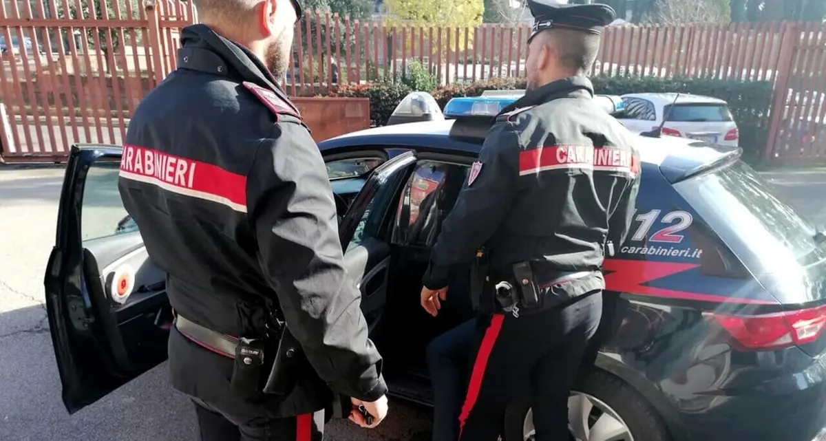 Nasconde cocaina in un muro, arrestato uno spacciatore