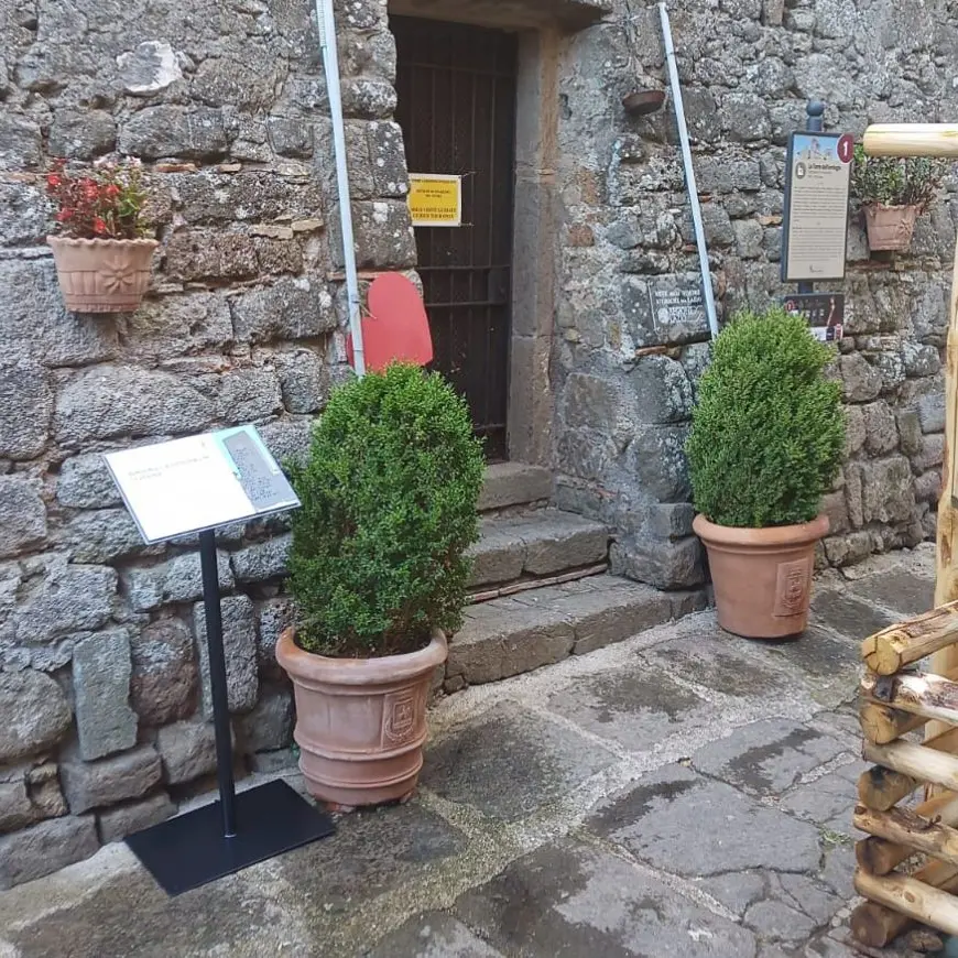 Nel borgo nuove installazioni per riscoprire la storia e i misteri del paese