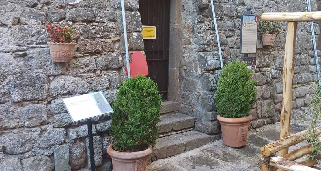 Nel borgo nuove installazioni per riscoprire la storia e i misteri del paese