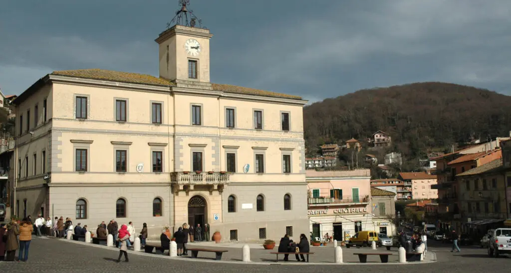 Capodanno in piazza ad Allumiere: musica anni ’90 e spirito di comunità per accogliere il 2026