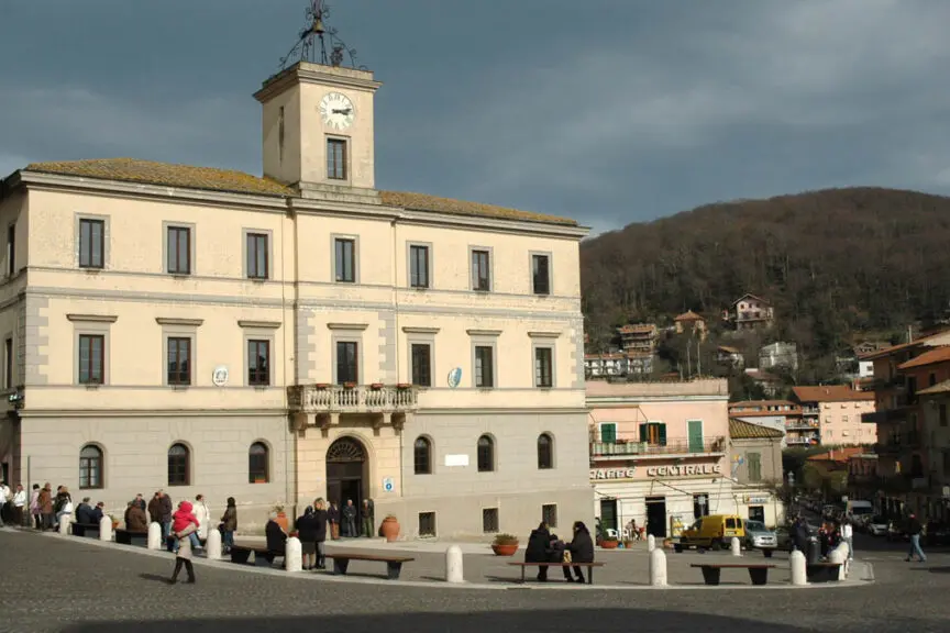 Capodanno in piazza ad Allumiere: musica anni ’90 e spirito di comunità per accogliere il 2026