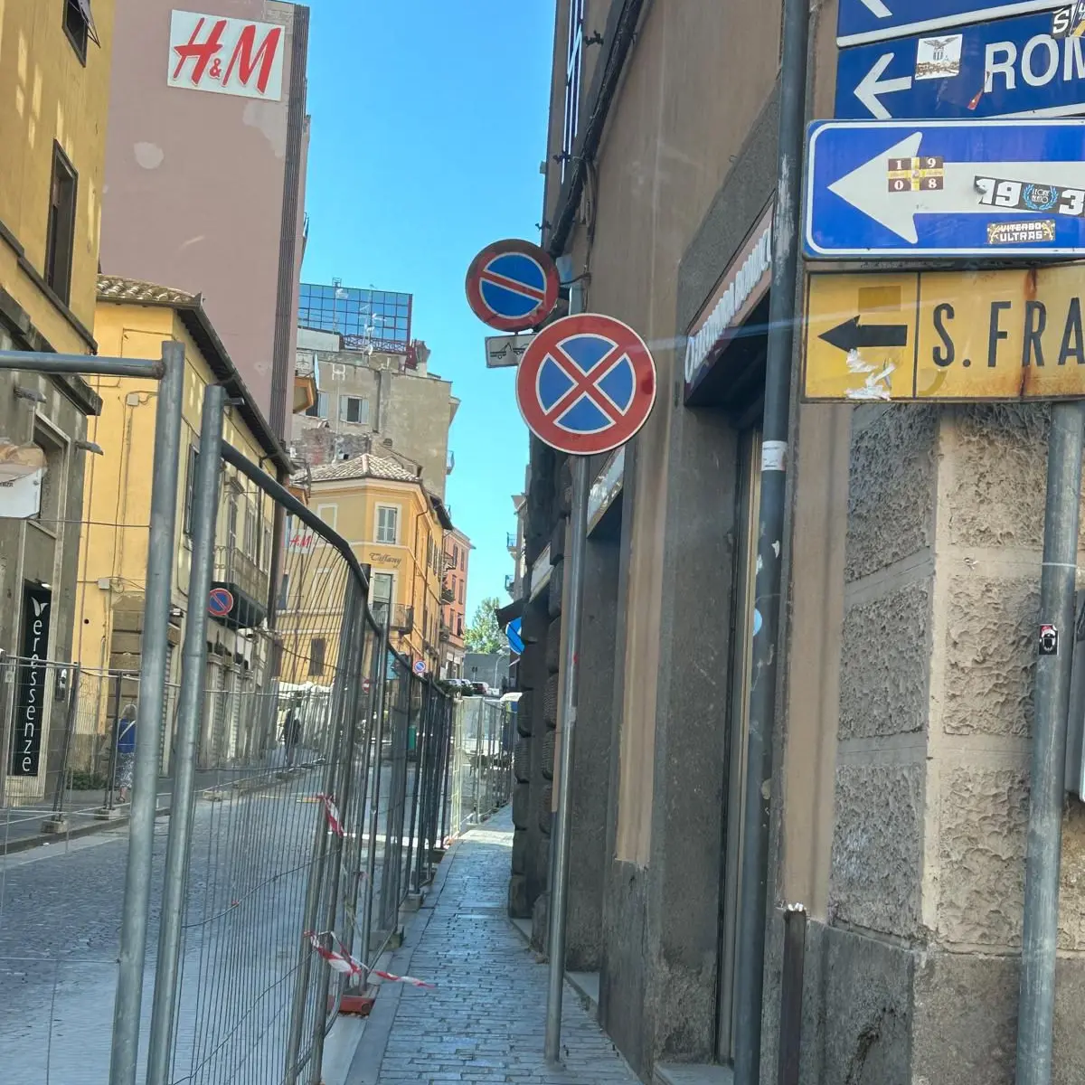 «Viterbo: in via Matteotti marciapiedi larghi 73 centimetri e zero criterio»