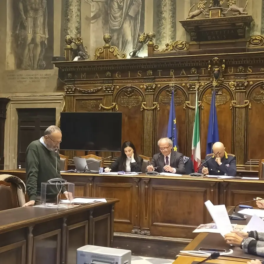 Mozziconi in terra, panni stesi: a Viterbo multe fino a 150 euro