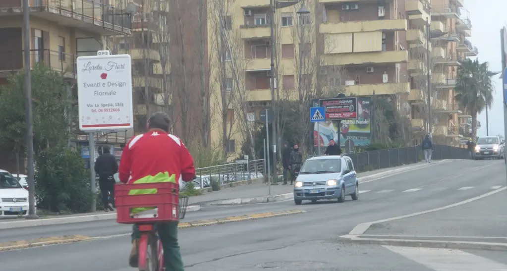 «Ferma le auto per chiedere passaggi e droga», residenti in allarme