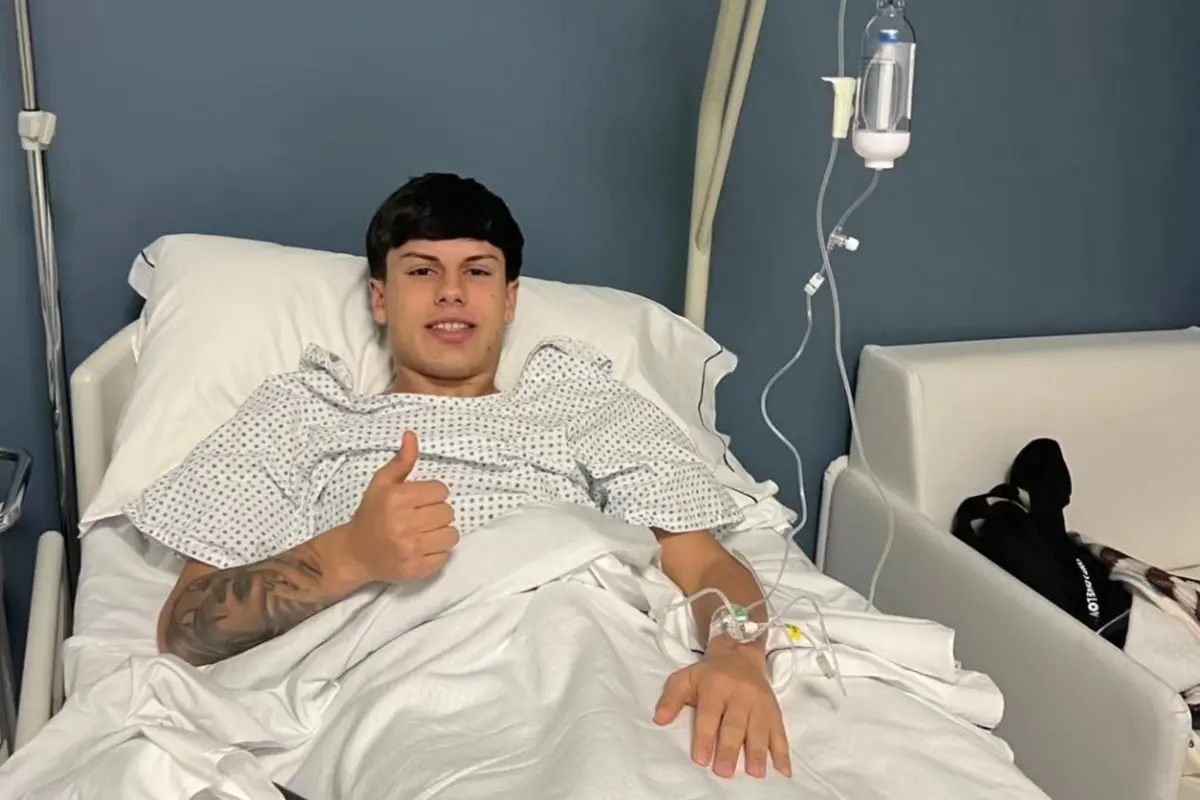 <p>Gianmarco Pane col pollice alto nonostante il momento complicato</p>\\n