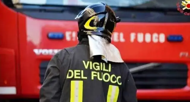 Incendio in appartamento, anziana in ospedale