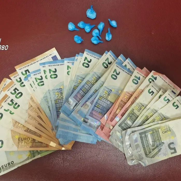 Trovato con 10 dosi di cocaina e 1000 euro in contanti, arrestato un pusher