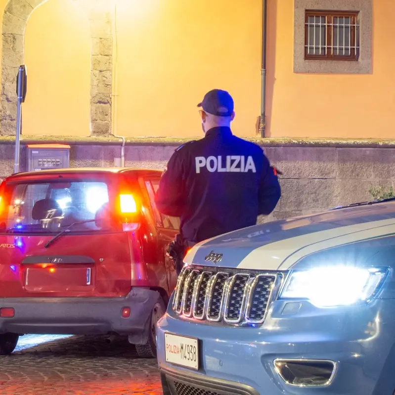 Viterbo: non si ferma all’alt della polizia e investe due agenti