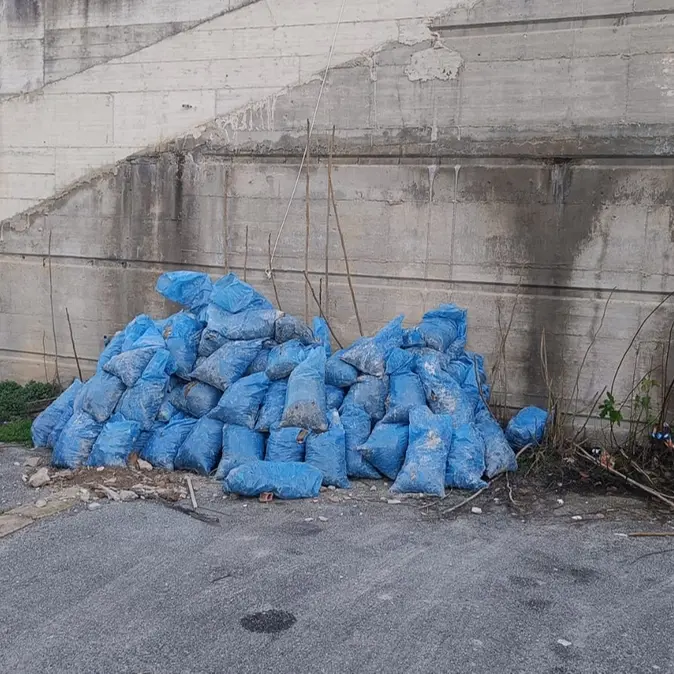Calcinacci abbandonati a via della Polveriera