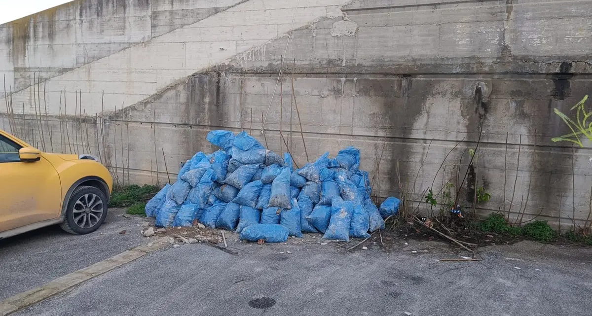 Calcinacci abbandonati a via della Polveriera