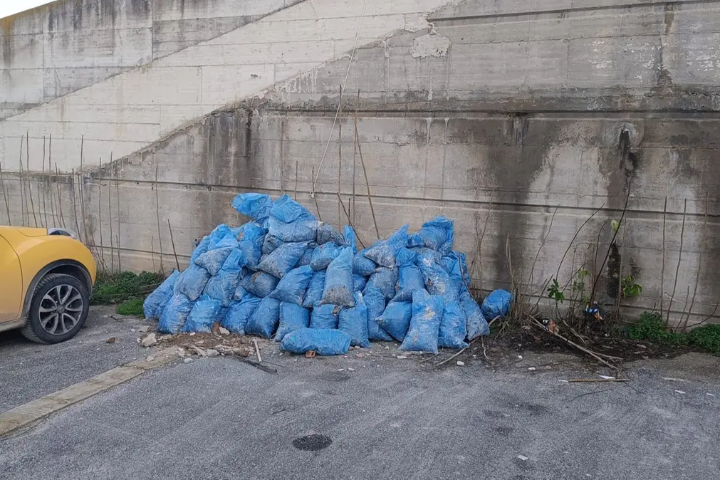 Calcinacci abbandonati a via della Polveriera