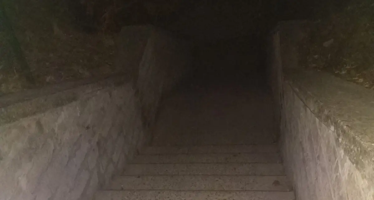 «Di notte gli scalini di accesso al ponte di Civita di Bagnoregio al buio»