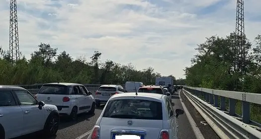 Scontro tra due auto in superstrada, traffico in tilt